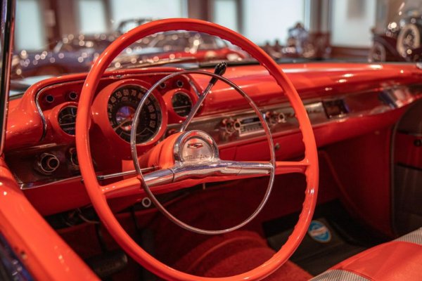 По онова време оборудването е впечатляващо: електрически стъкла и седалки, хидравличен волан и спирачки, радио, което само си търси станциите... Интериорът е изчистен, с голям скоростомер и декорации от полиран метал. Повечето автомобили от тази серия са с четворен карбуратор и 220 конски сили, но се срещат и бройки с механична горивна инжекция, при които мощността е 283 коня. 
